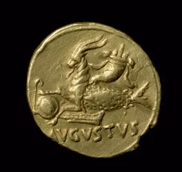Rovescio di una moneta aureo raffigurante una capra con coda di pesce e il nome Augusto, 18-16 a.C. circa